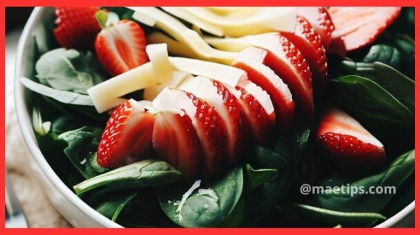 salada de espinafre com morango e queijo
