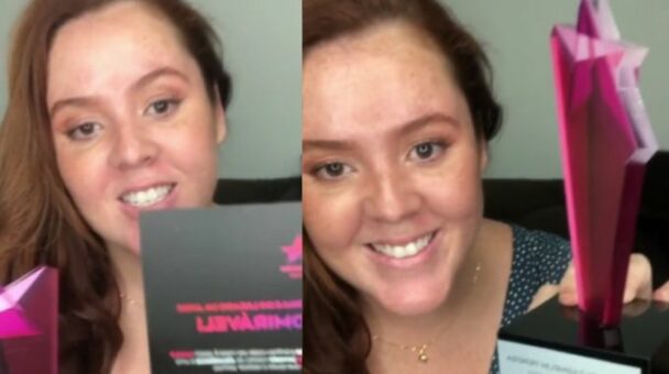 Após ser demitida, mulher ganha troféu da empresa